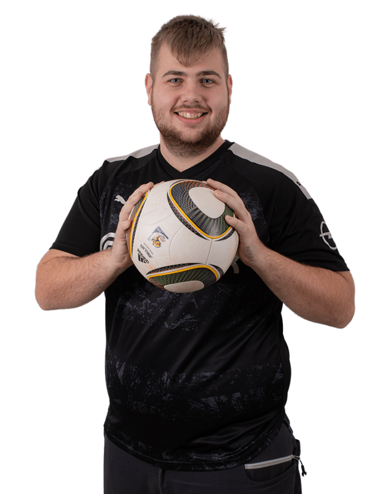 Kevin Wagner mit Fußball